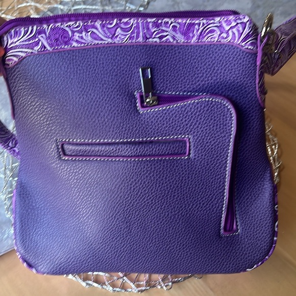 NWOT purple crossbody with butterfly accent. - Picture 5 of 10